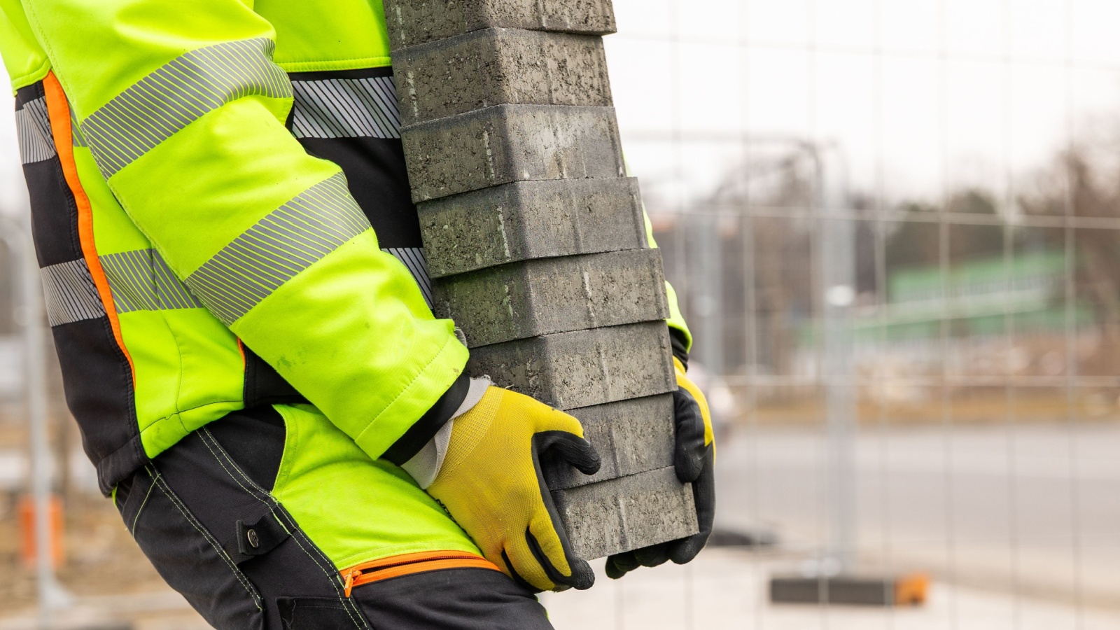 Safe Lifting Techniques for Construction Workers