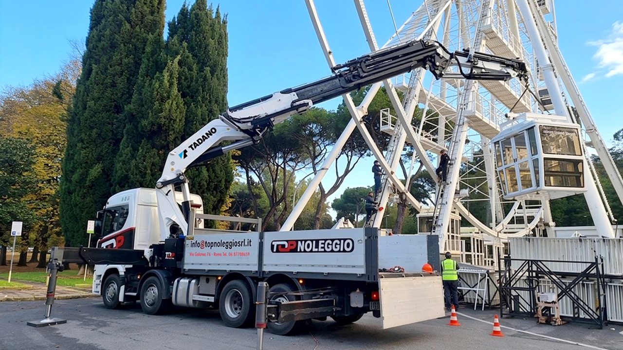 A Noleggio Tadano PM Series crane at the construction site of a Ferris wheel in Italy.