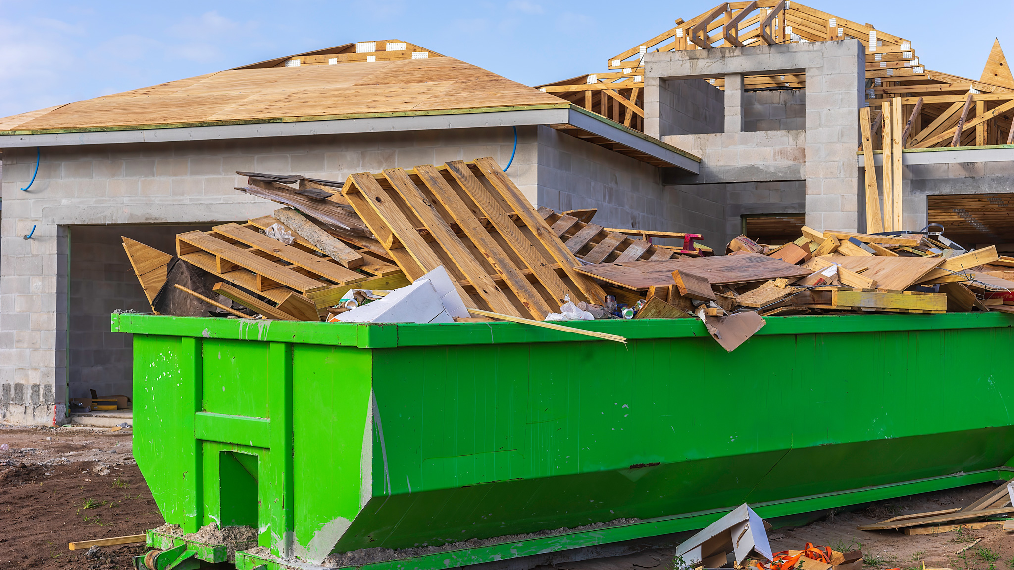 Dumpster,Full,Of,Wooden,Pallets,,Boards,,And,Other,Waste,On